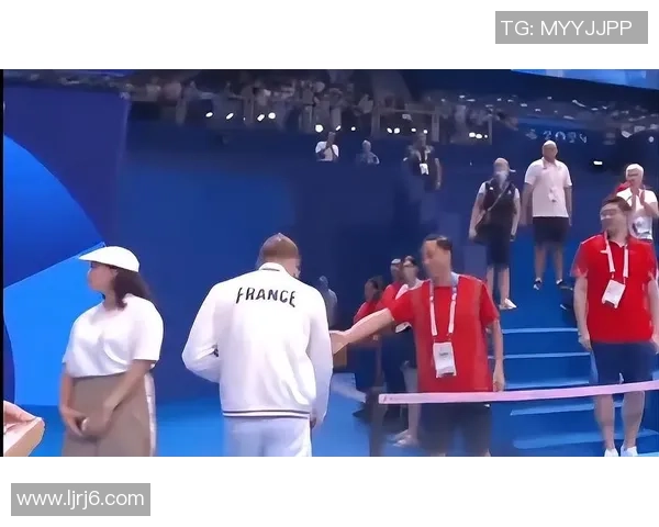 足球球星血战赛场瞬间：从流血伤痛到英雄归来展现不屈精神