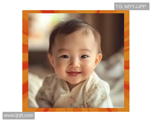 阳光下男孩紧抱心中偶像仿佛守护梦想般纯真动人的瞬间